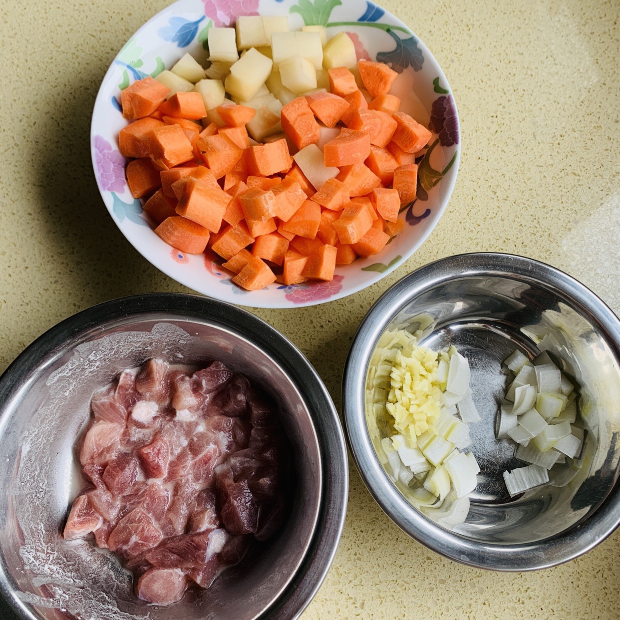 炒三丁（胡萝卜土豆炒肉丁）的做法 步骤1