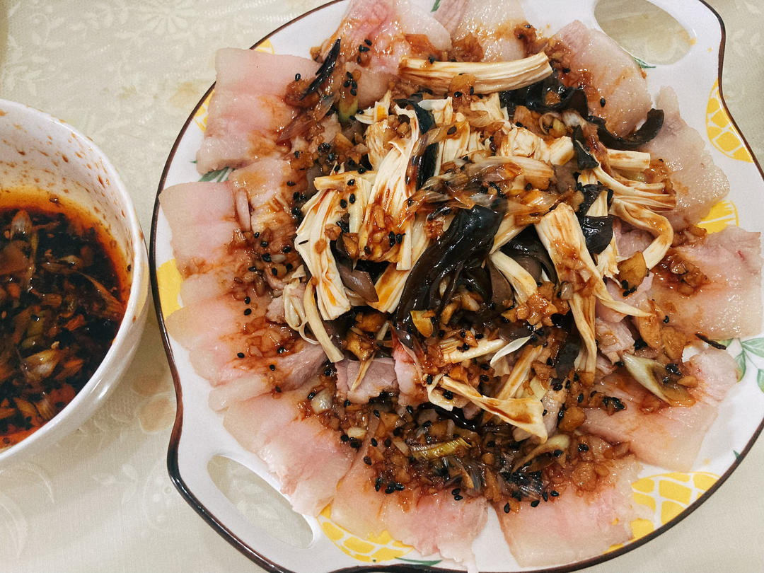 有时候，真的忍不住，搞一盘蒜泥白肉