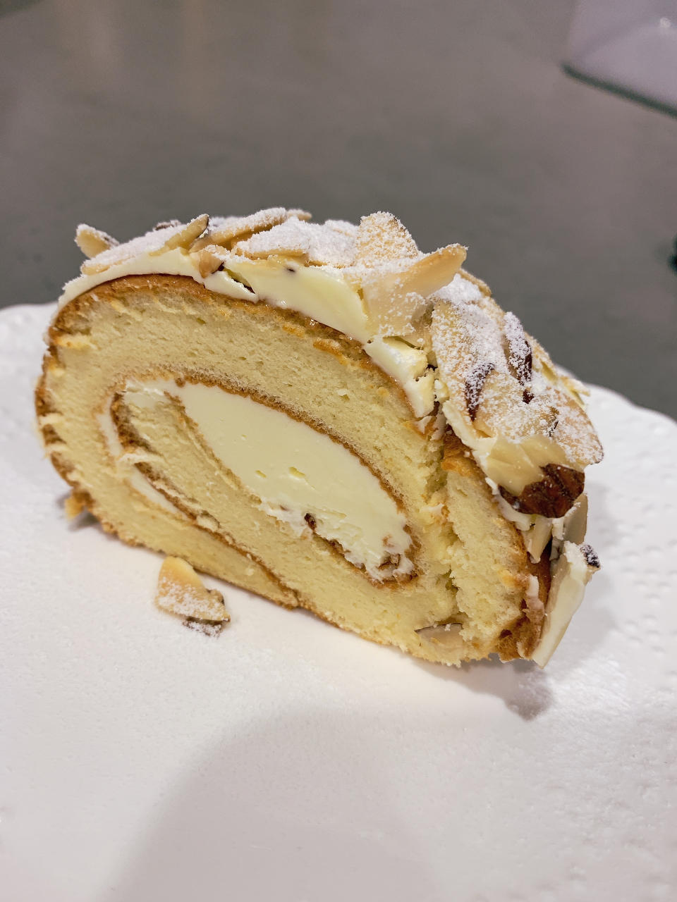 杏仁片咸奶油霜蛋糕卷