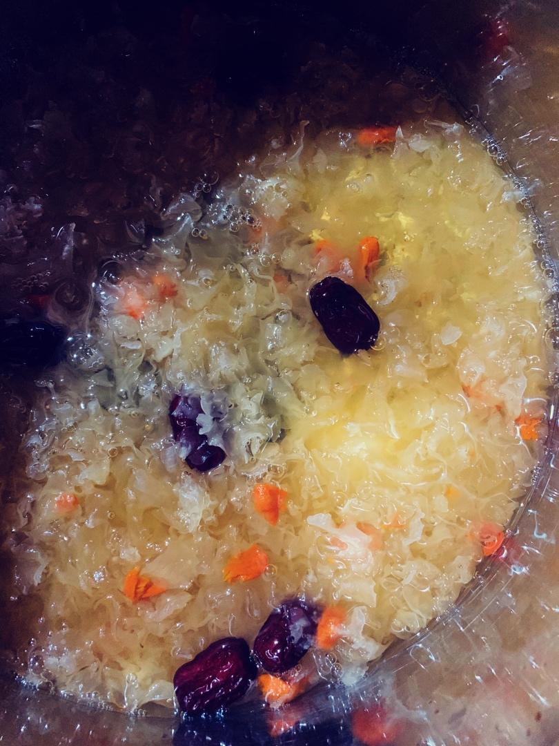 冰糖银耳红枣汤