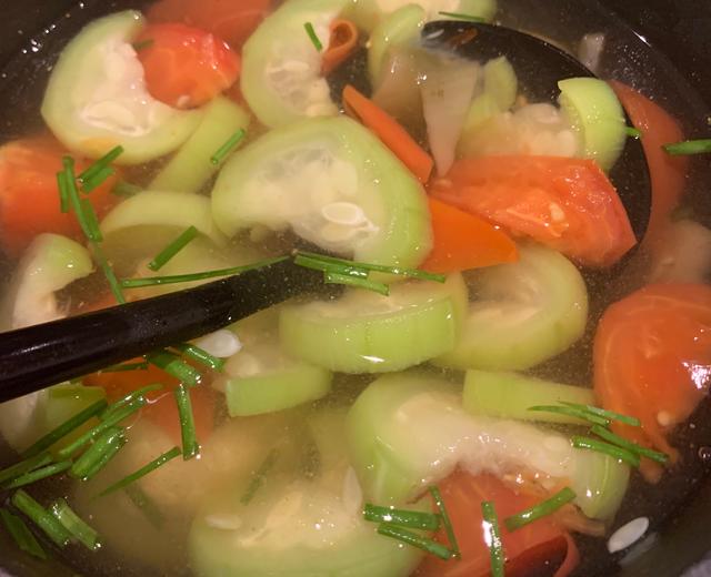 开胃爽口的榨菜番茄丝瓜汤的做法