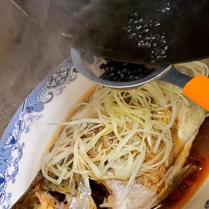 小白也能做出的大餐～清蒸鳜鱼｜马克西姆巴斯克多功能锅的做法 步骤9