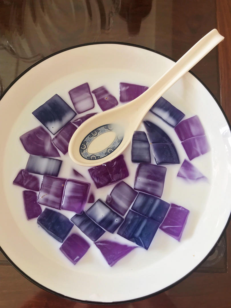 最爱天蓝色的纯净做的天热了教你做凉粉加蝶豆花柠檬汁秒变梦幻色冰爽