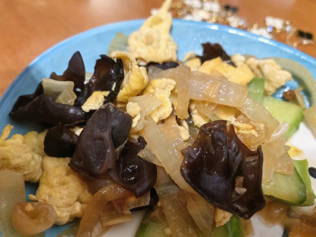 洋葱黑木耳炒鸡蛋