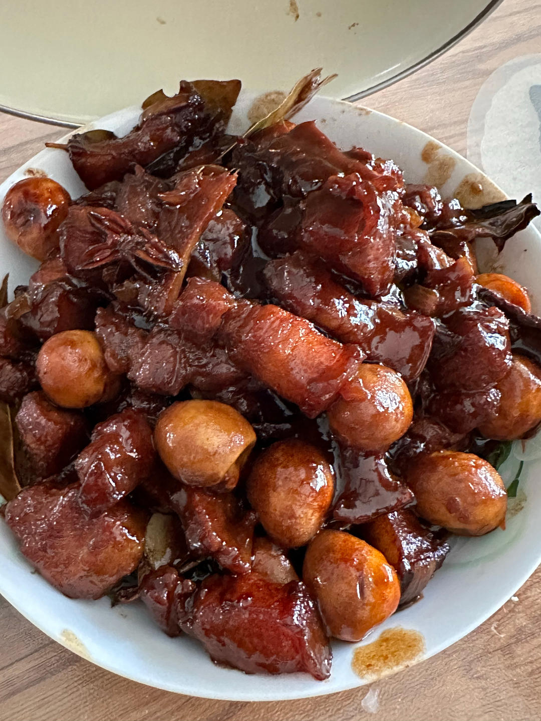 爆汁鹌鹑蛋卤肉饭