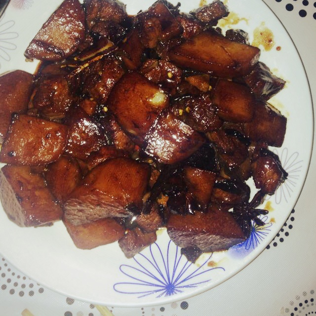 吃着碗里望着锅里的红烧肉