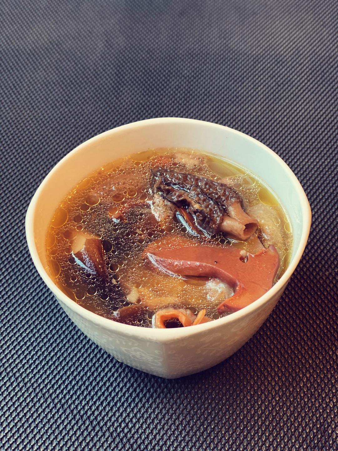 云南菌类炖鸡汤