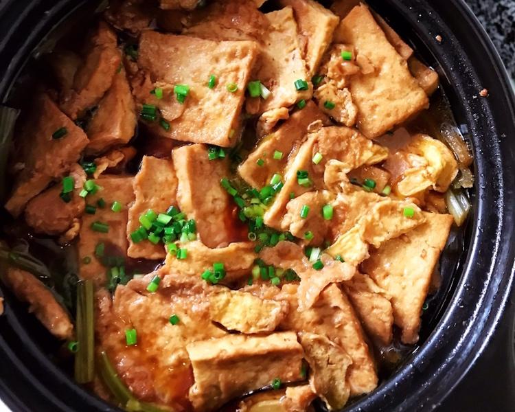 五花肉芹菜豆腐煲
