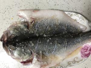 新疆布尔津风味烤鲈鱼的做法 步骤2