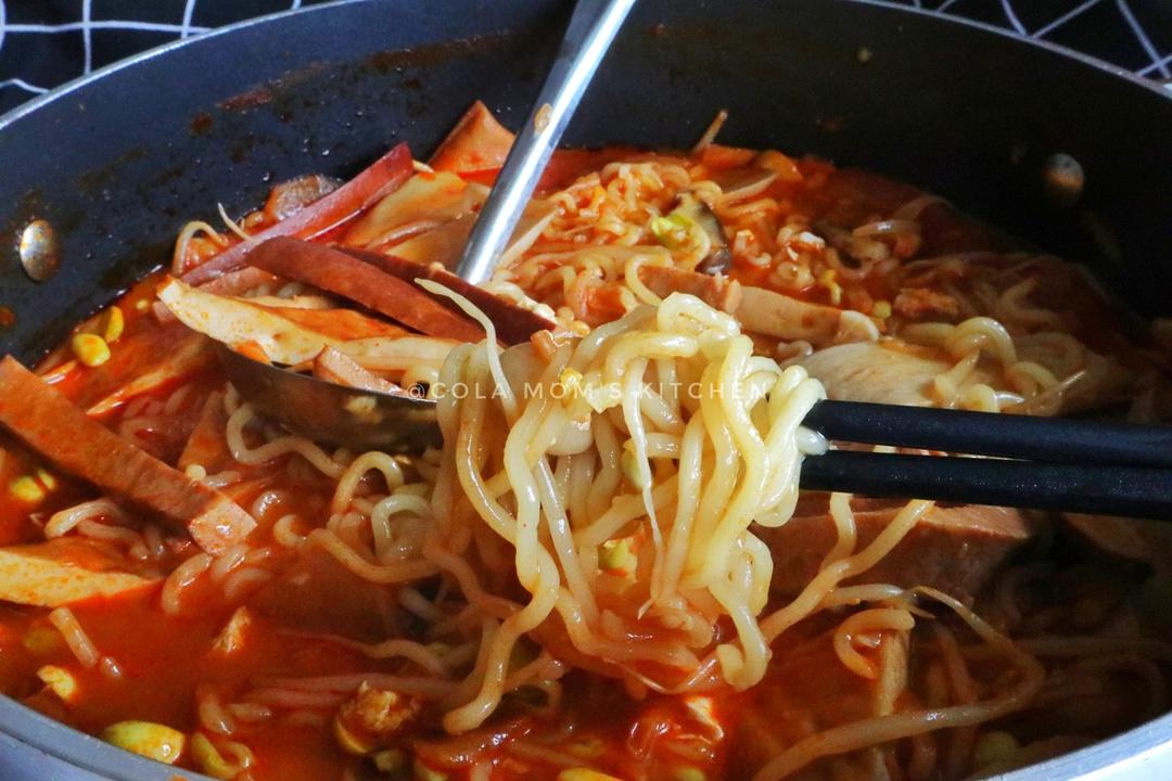 正宗韩式料理店的部队火锅怎么做？味道一模一样。竟然素食也可以做出来这样的美味！