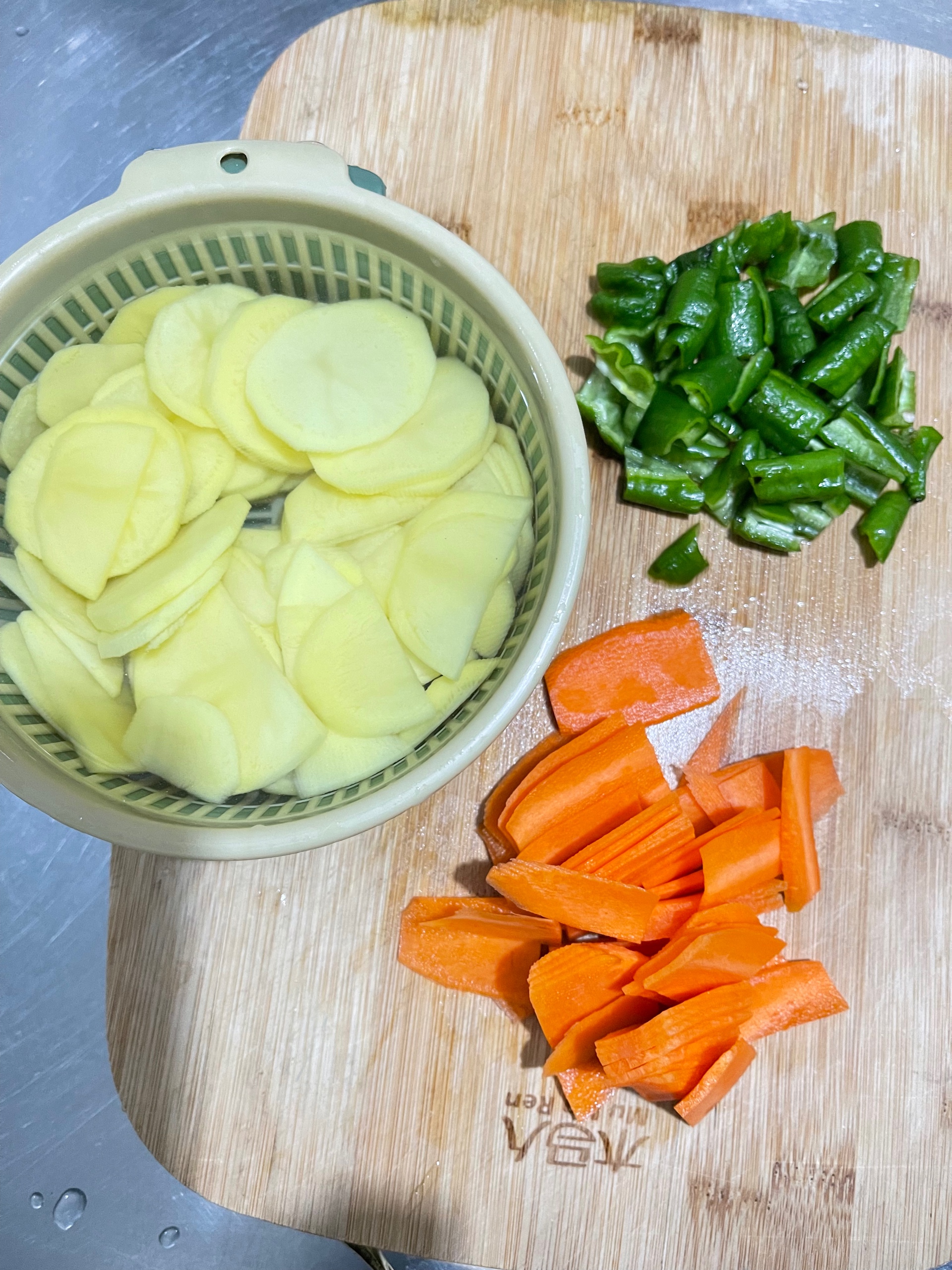 超简单尖椒炒土豆片的做法 步骤1