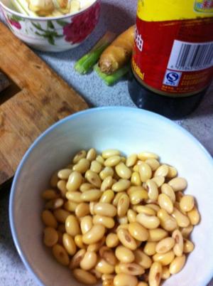 黄豆焖猪蹄-电饭煲版的做法 步骤2