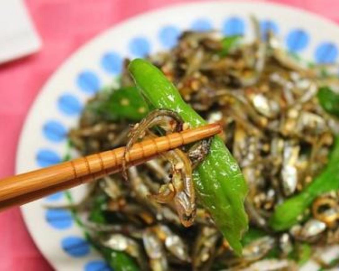 尖椒炒小银鱼🐟 三时三餐的做法