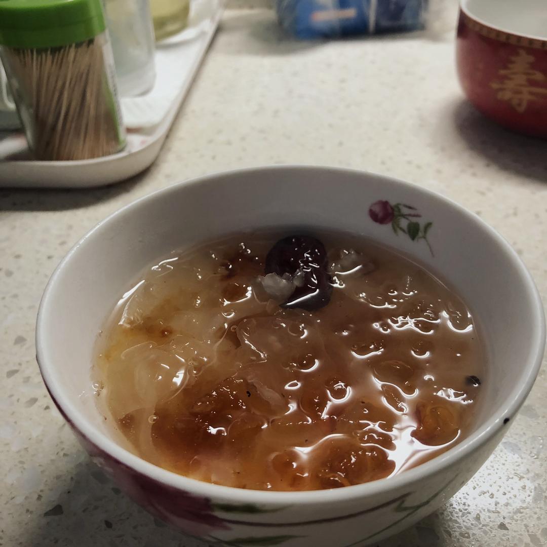 桃胶银耳红枣羹