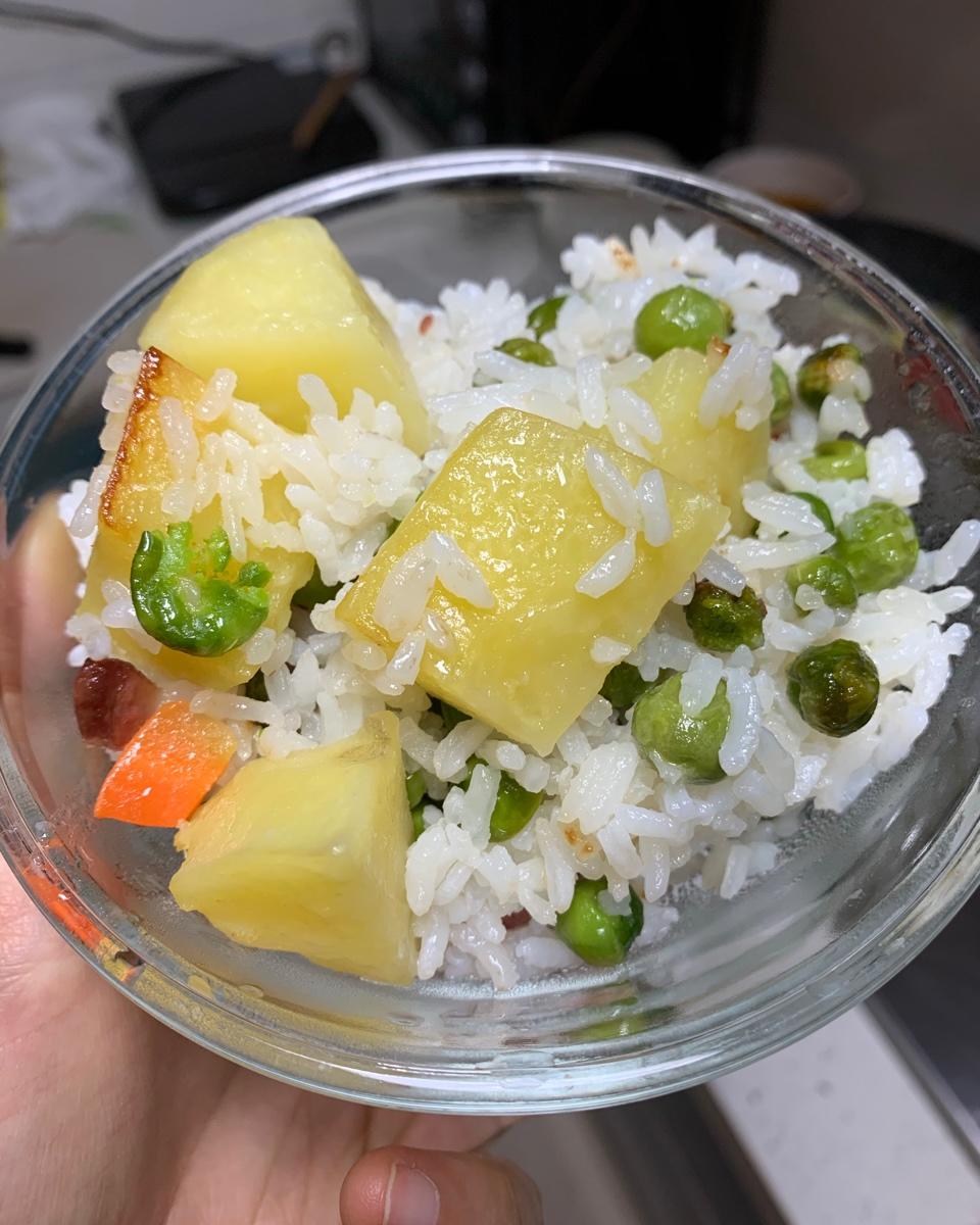 香喷喷滴😋“香肠豌豆洋芋焖饭”