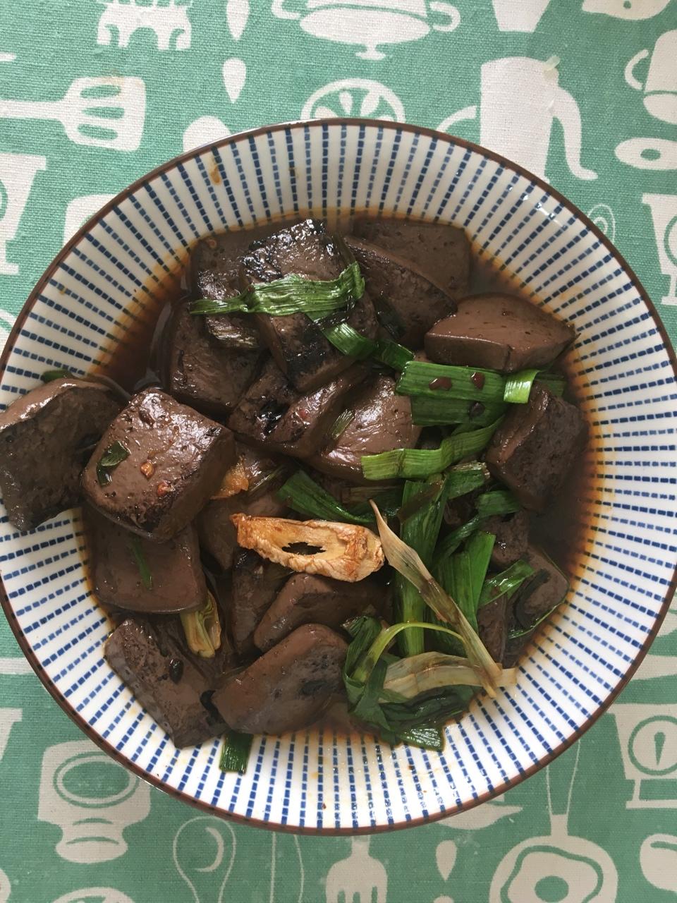 大蒜炒血豆腐