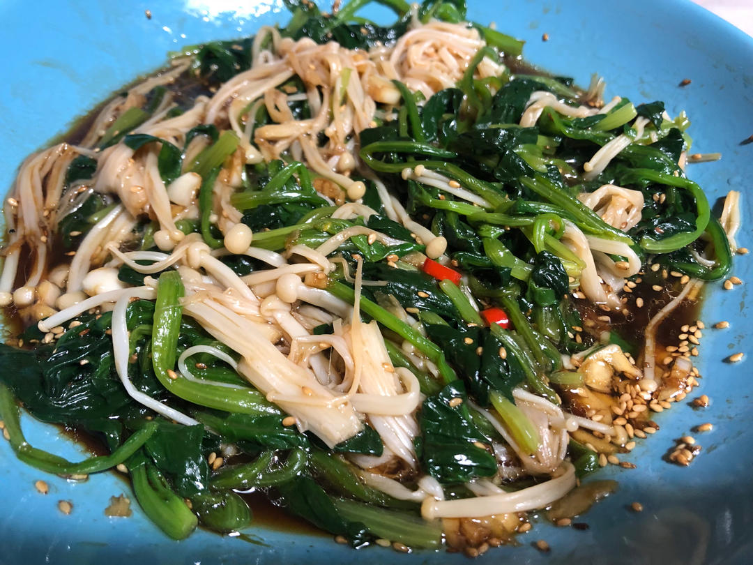 解馋减脂餐！酸辣开胃又下饭的菠菜拌金针菇