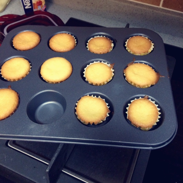 淡奶油海绵纸杯蛋糕