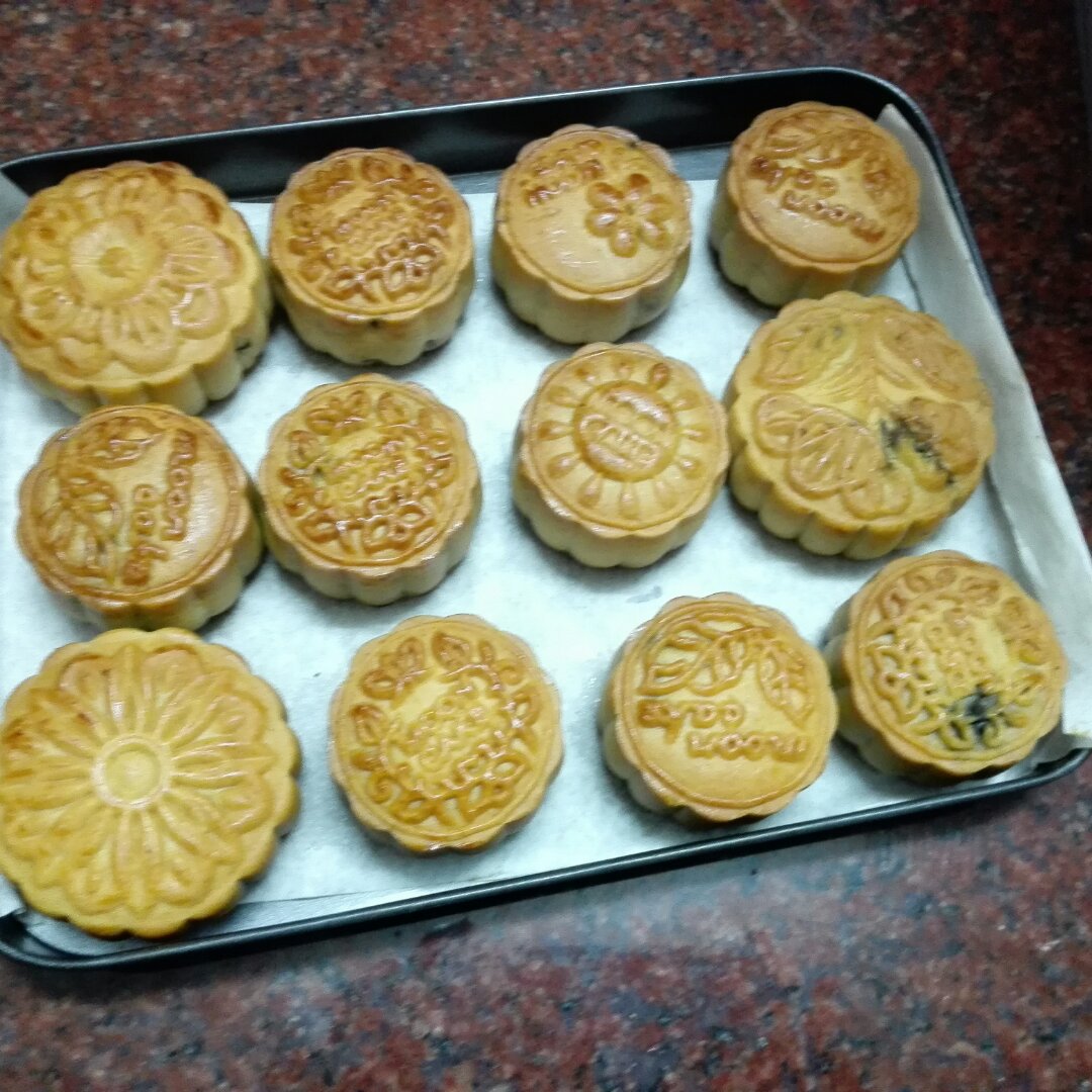 广式月饼—蛋黄芝麻月饼