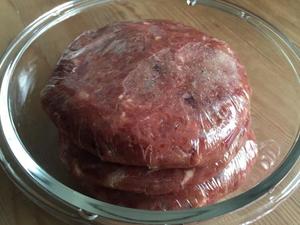 【东又西厨房】洋葱牛肉汉堡！的做法 步骤1