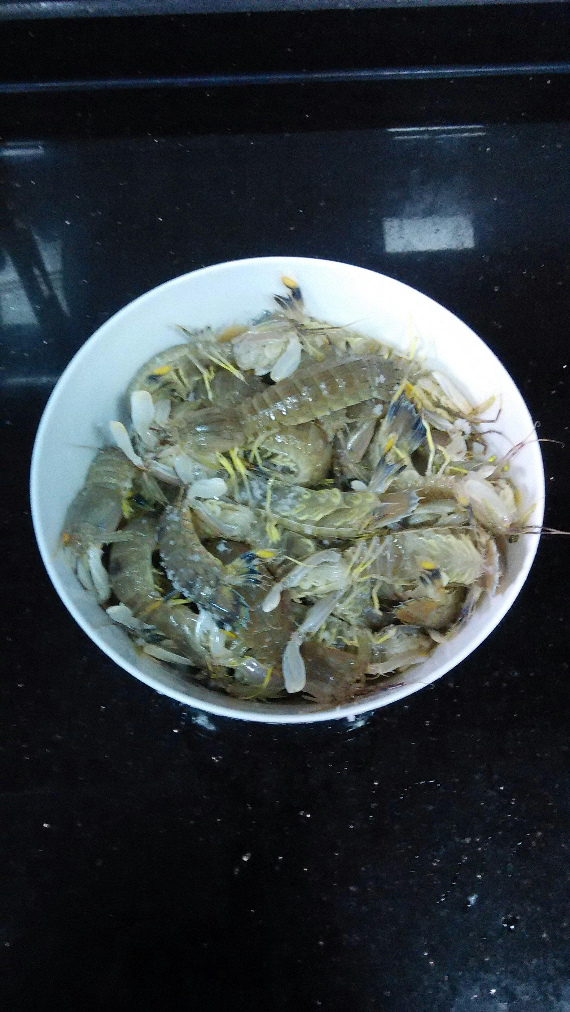 腌濑尿虾的做法 步骤1