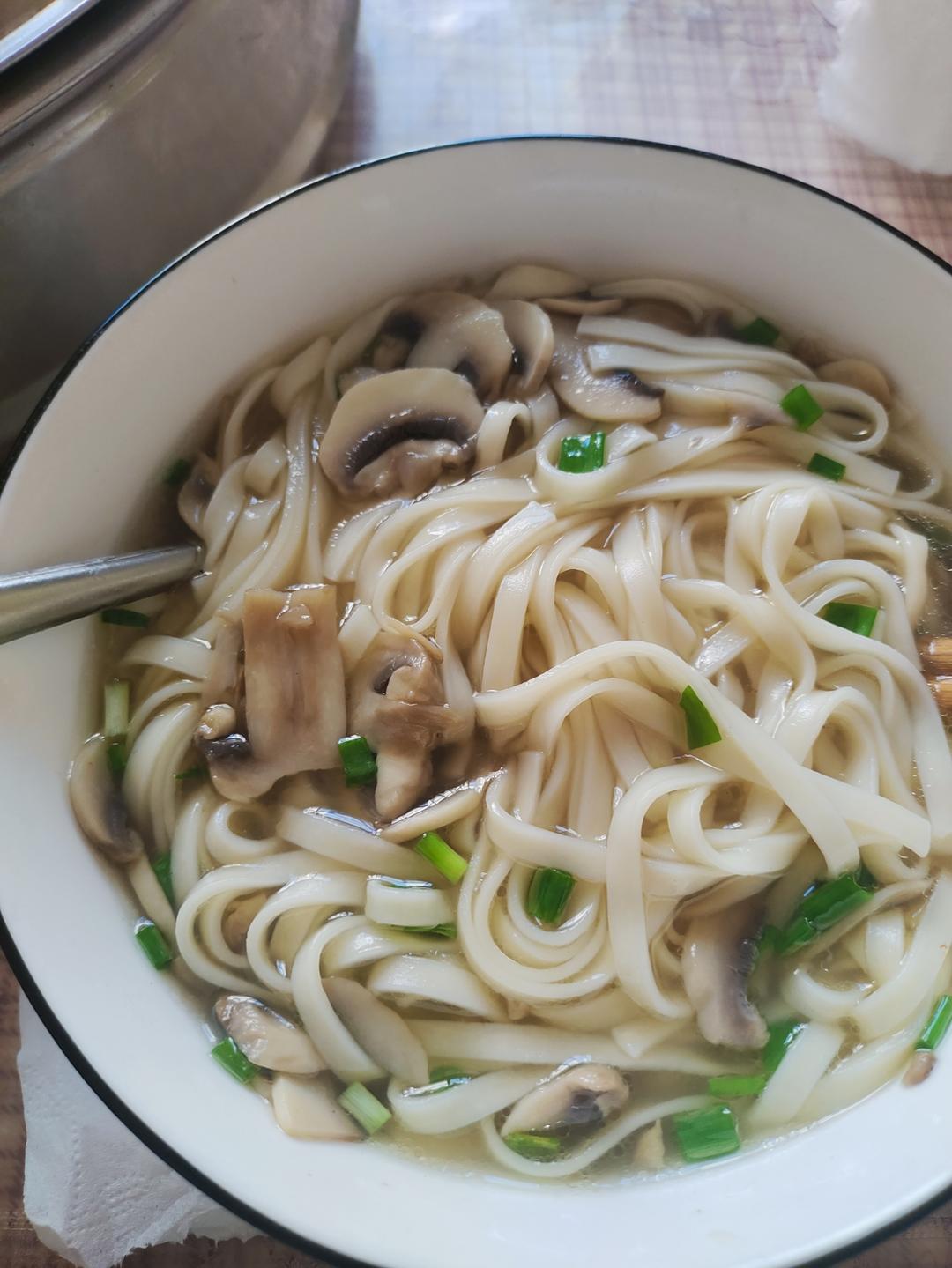 鲜美无比～汤都秒光‼️口蘑清汤面