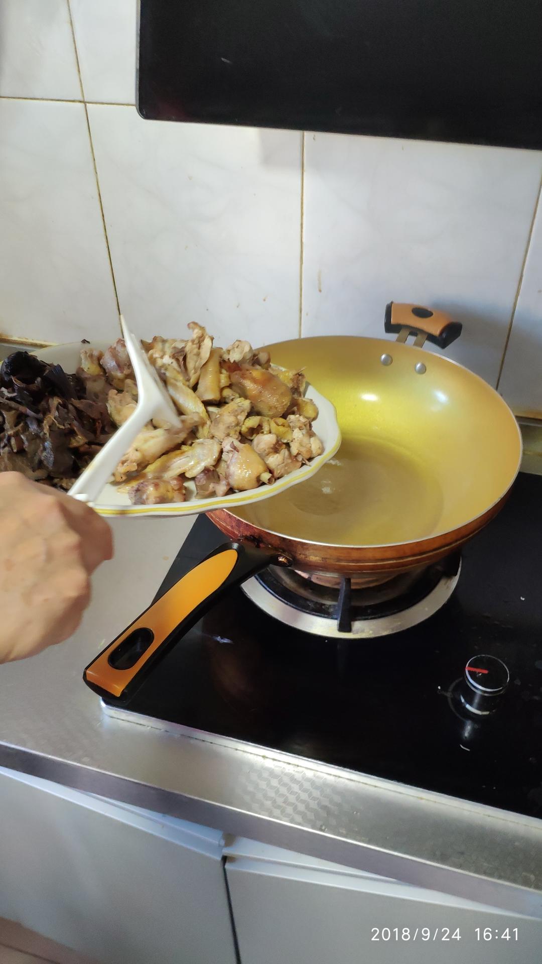 小鸡炖蘑菇的做法 步骤1