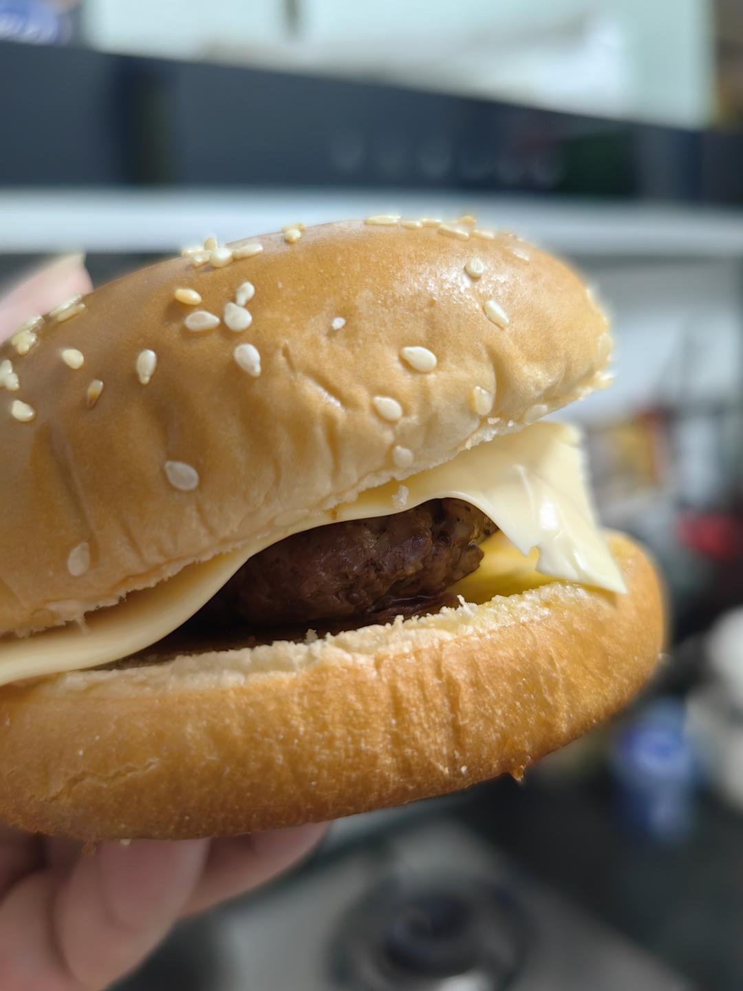 配汉堡包的生牛肉饼