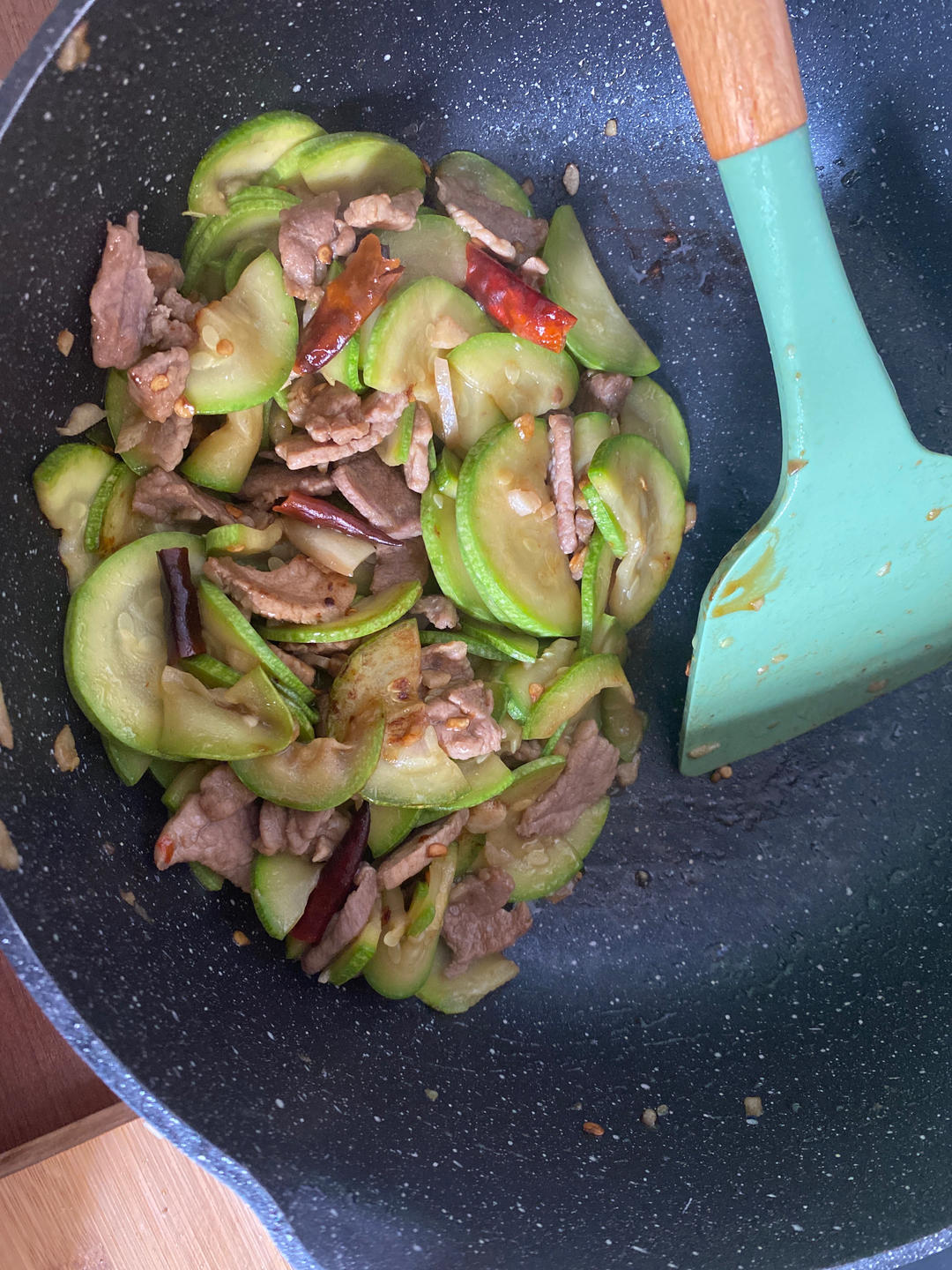 〈西葫芦炒肉〉，家庭菜。欣小厨 😉