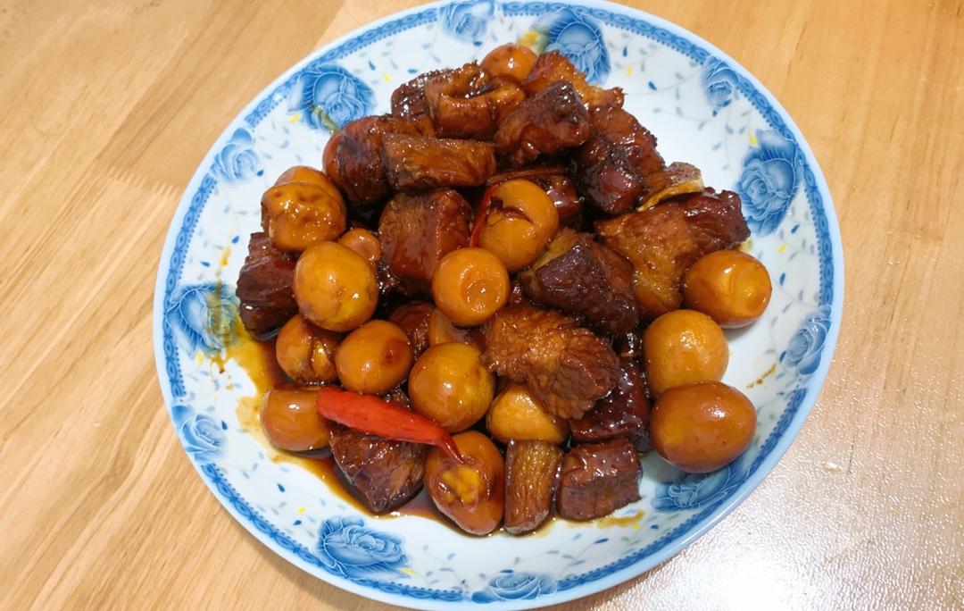 加了鹌鹑蛋后，这盘红烧肉，美味的逆天啦——鹌鹑蛋烧肉（孔瑶食谱）