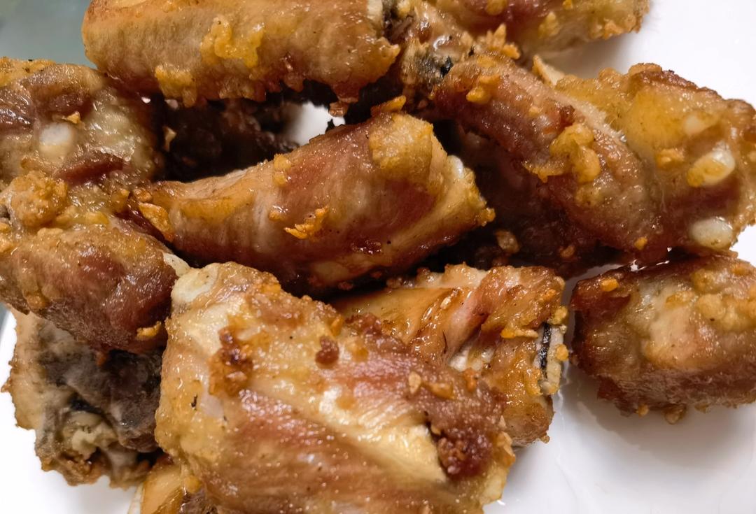 我家排骨从不红烧，加一些大蒜，出锅香喷喷，孩子吃完舔手指