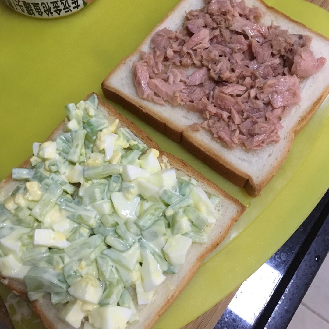 吞拿鱼（金枪鱼）鸡蛋沙拉三明治—加了黄瓜更小清新了哟