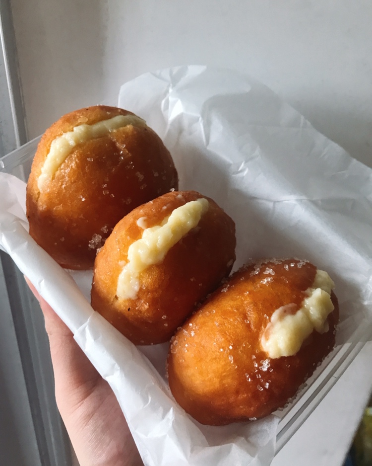 好吃到哭泣的甜甜圈VANILLA CREAM-FILLED DOUGHNUTS