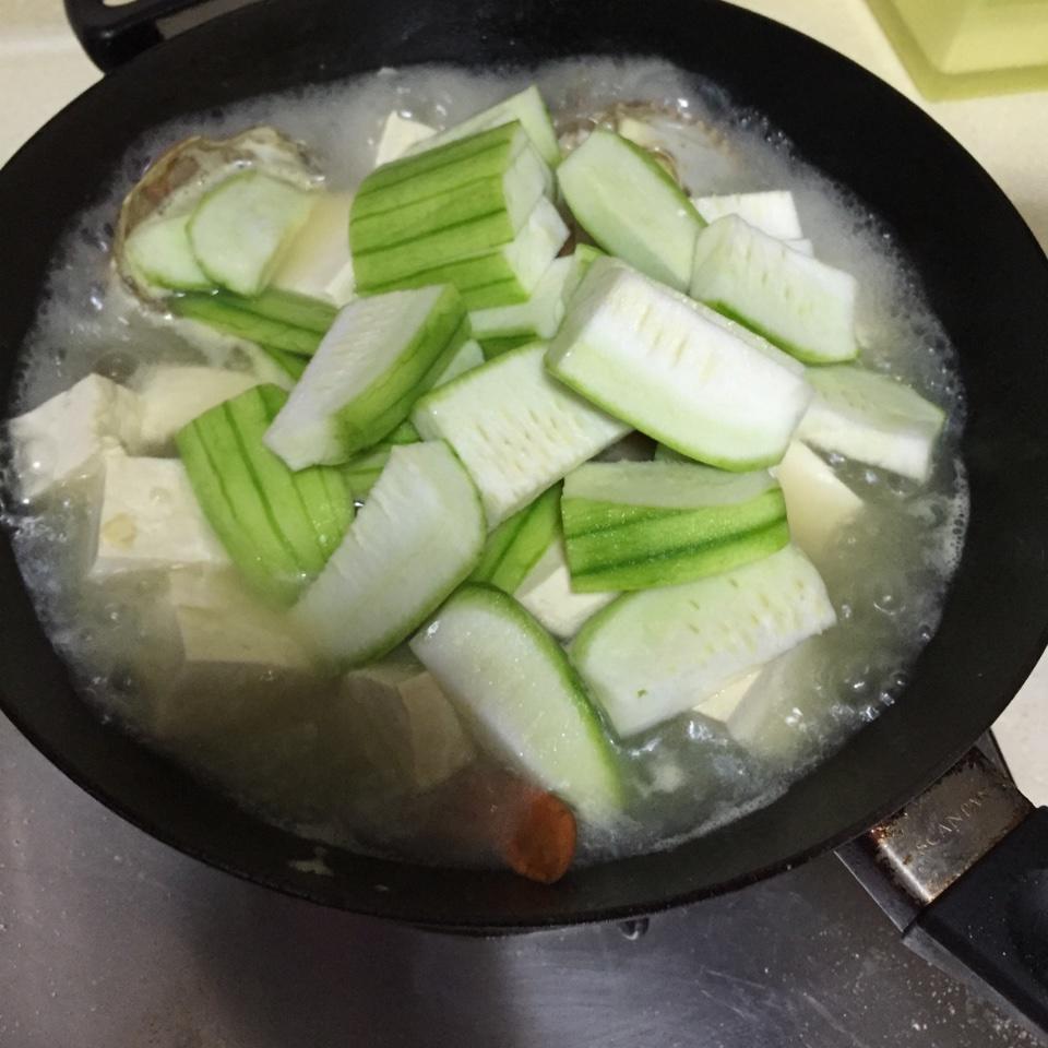 吴妈妈螃蟹丝瓜豆腐汤的做法 步骤4