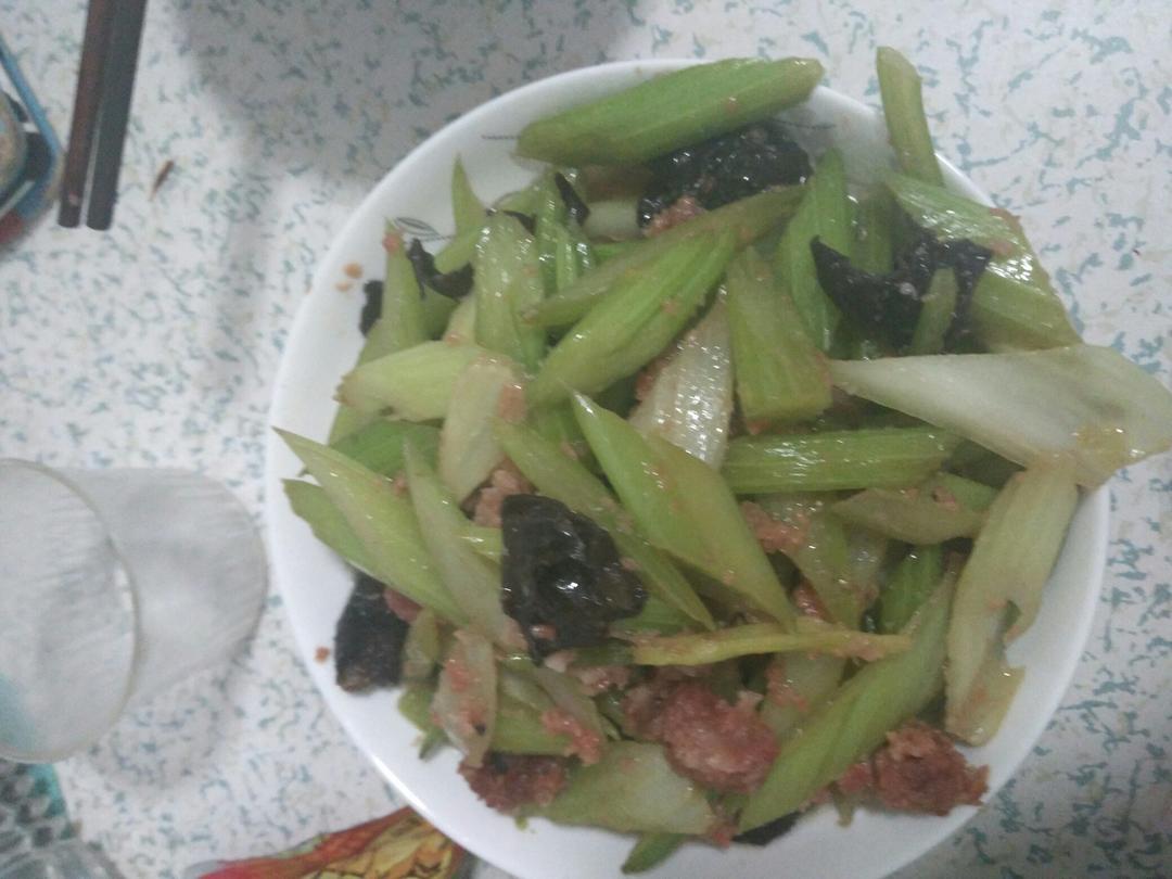 腊肠炒芹菜