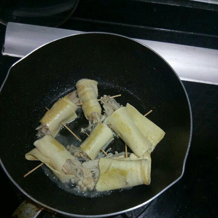 豆皮金针菇卷