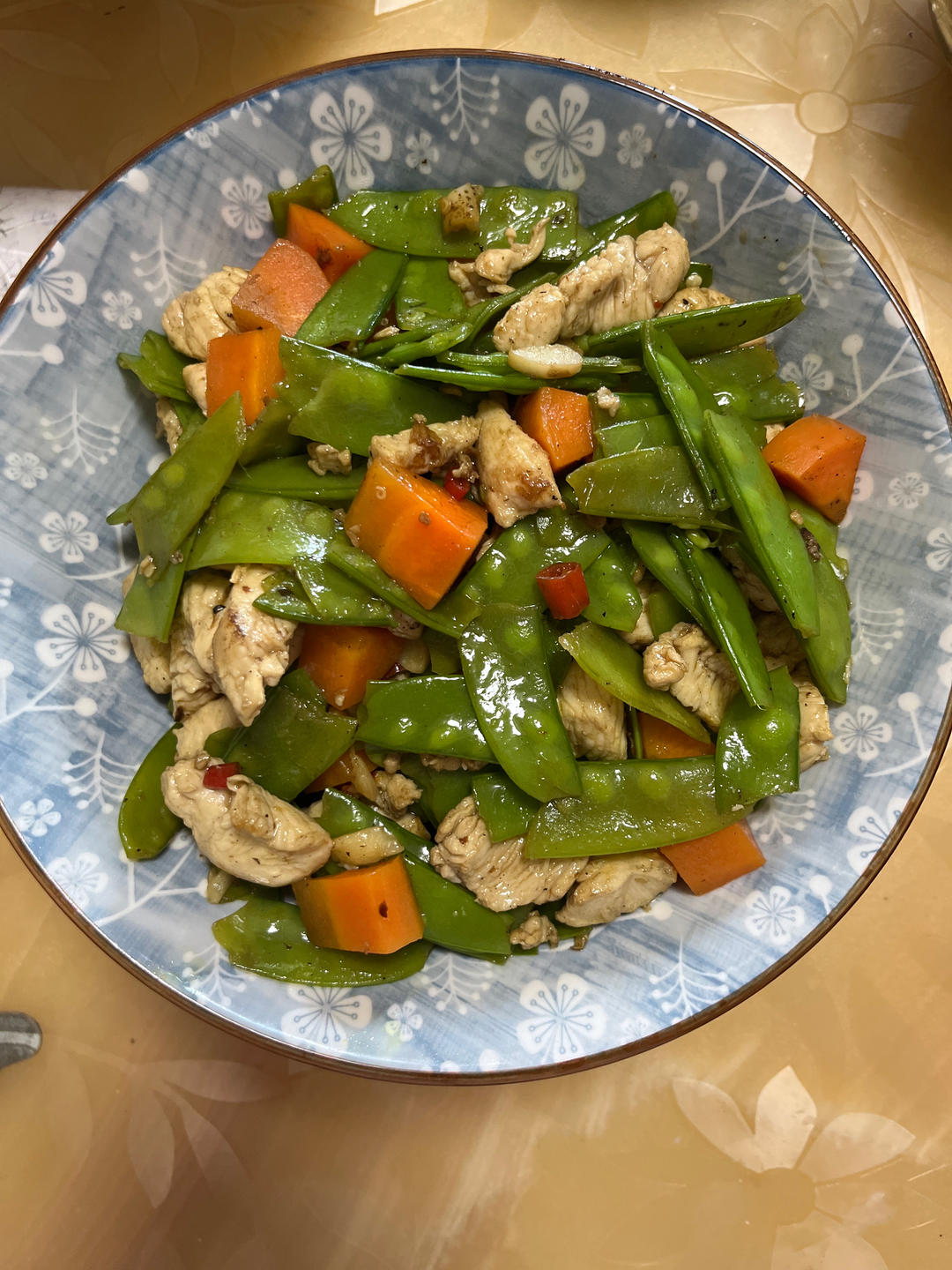减肥最佳菜谱——鸡胸肉炒胡萝卜，简单易做，有荤有素，低油低脂。