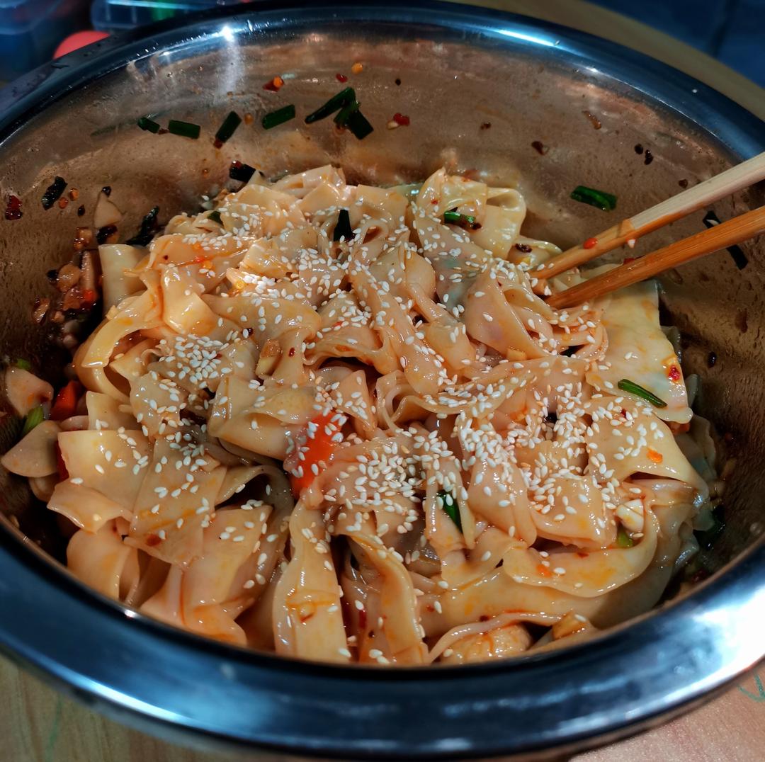 吃剩下的饺子皮用来做油泼面！好吃到流泪