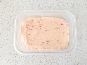 消耗草莓酱淡奶油的懒人冰淇淋（无需多次搅拌👏）的做法 步骤10