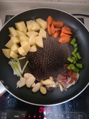 土豆烧牛肉盖浇面的做法 步骤1