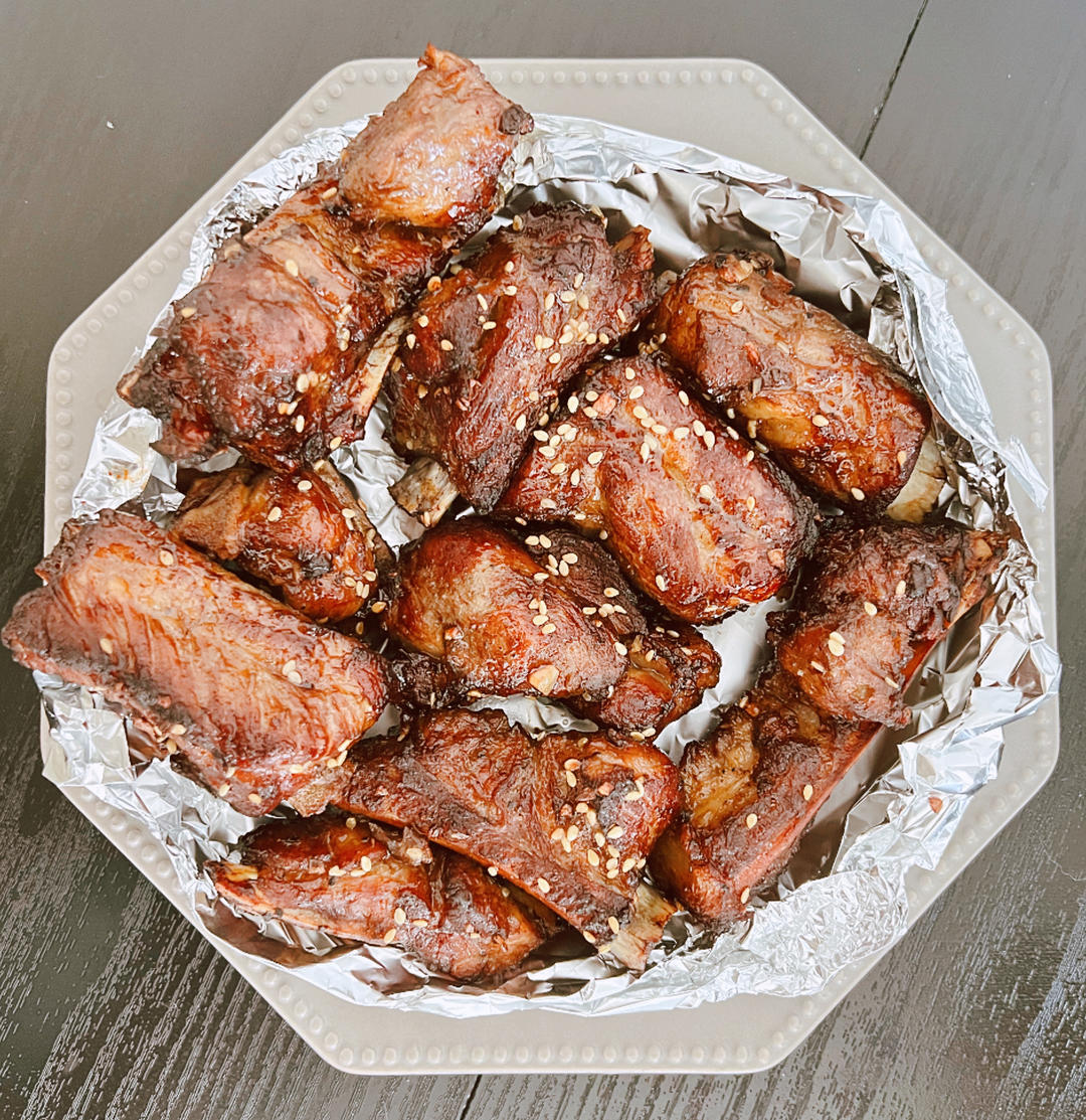 外焦里嫩！好吃到舔手指的蒜香烤排骨