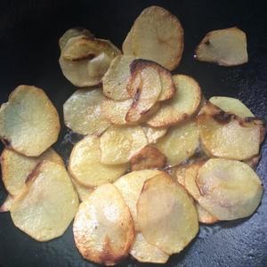 土豆回锅肉片的做法 步骤2