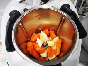 胡萝卜苹果热饮的做法 步骤1