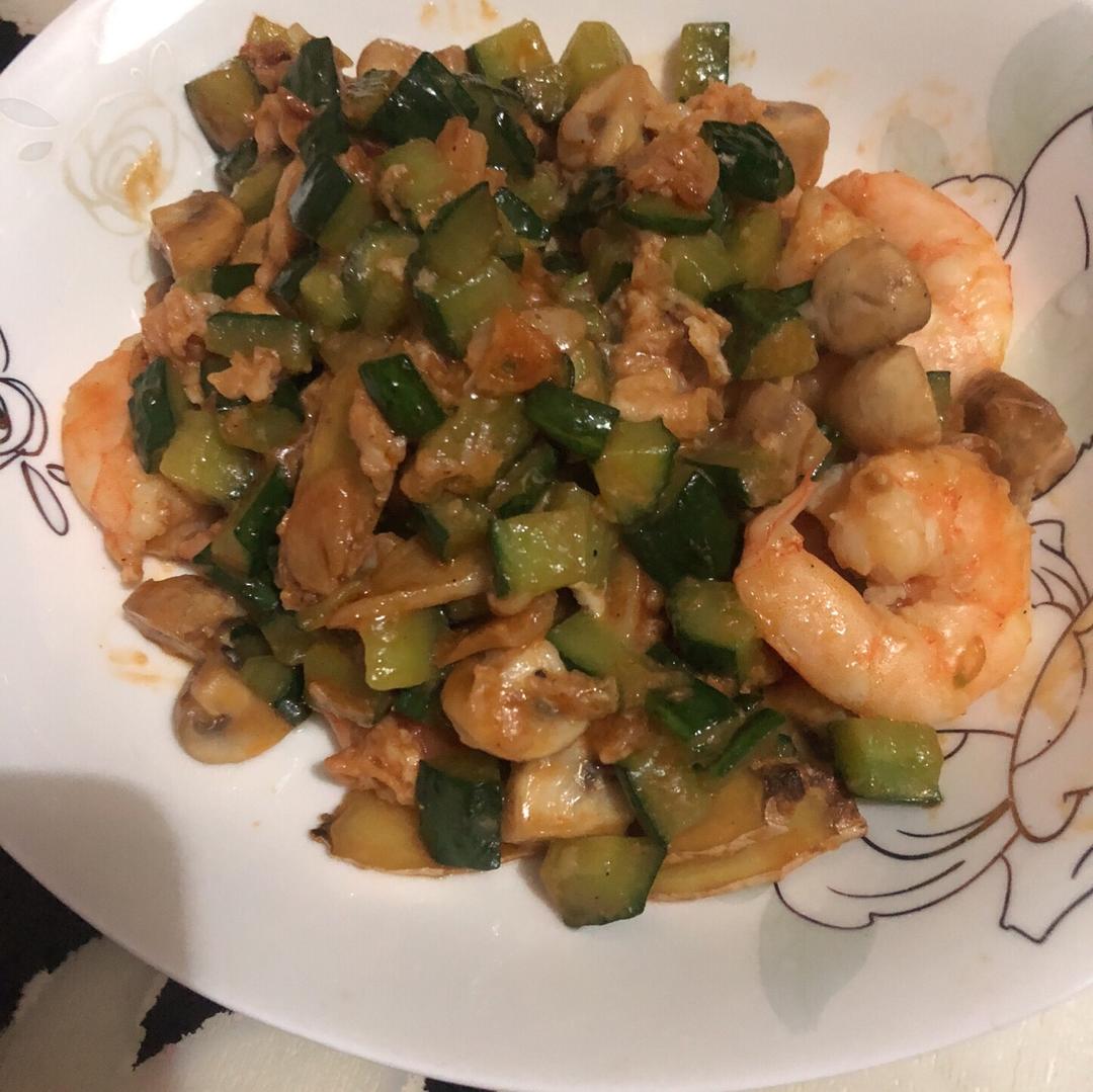 虾仁草菇黄瓜丁