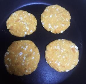 红薯燕麦饼 方便保存和食用，热量尽可能低了，没加蛋、没用油的做法 步骤3