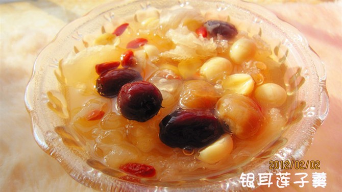银耳莲子汤