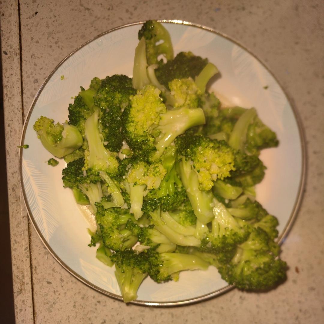 好吃到爆的耗油蒜蓉西兰花(从不修图，喜欢请关注)