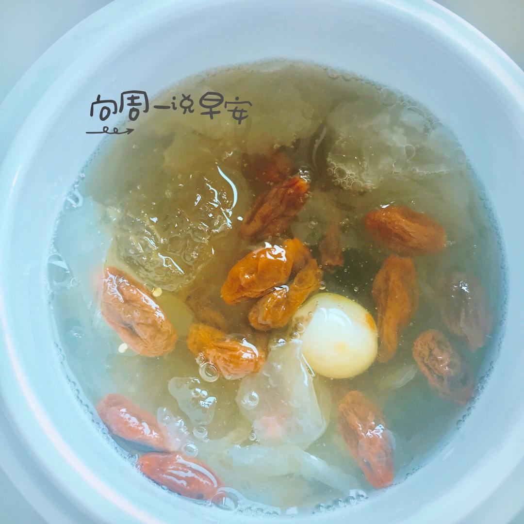 桃胶银耳莲子汤