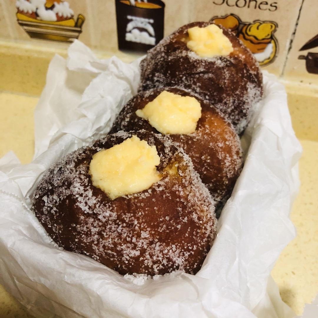 好吃到哭泣的甜甜圈VANILLA CREAM-FILLED DOUGHNUTS