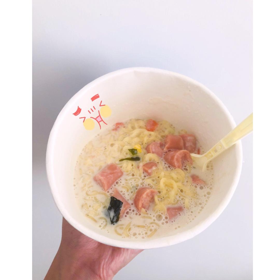 牛奶鲜虾鱼板泡面的做法